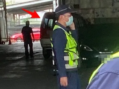 死者陳屍這輛紅色廂型車內。張喆喜攝
