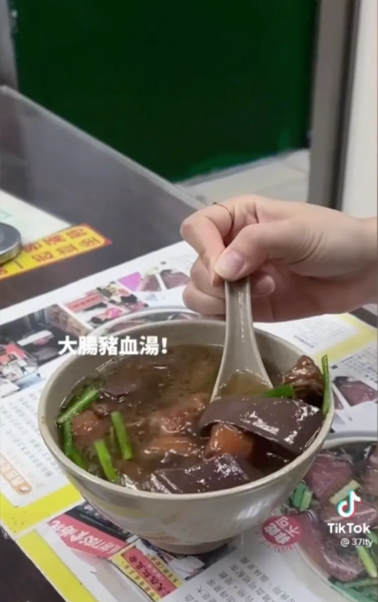 再來碗大腸豬血湯，滿滿飽足。
