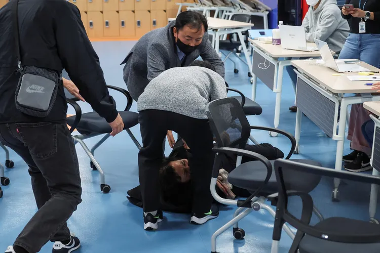 家屬得知噩耗，昏倒在地。圖為新聞示意圖。路透社