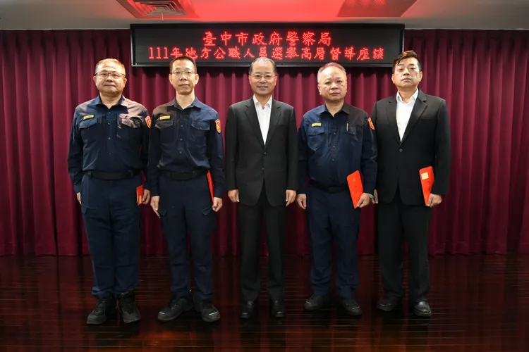 警政署長黃明昭（中），頒發發金給今年台中市偵破重大刑案有功員警。台中市警局提供