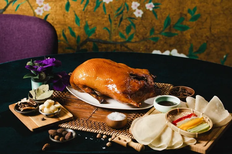 逸薈軒推出「北京爐烤櫻桃鴨四人合餐券5,380元」。國泰觀光提供