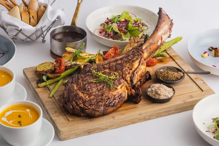 GUSTOSO祭出68盎司戰斧牛排４人分享餐5,990元。國泰觀光提供