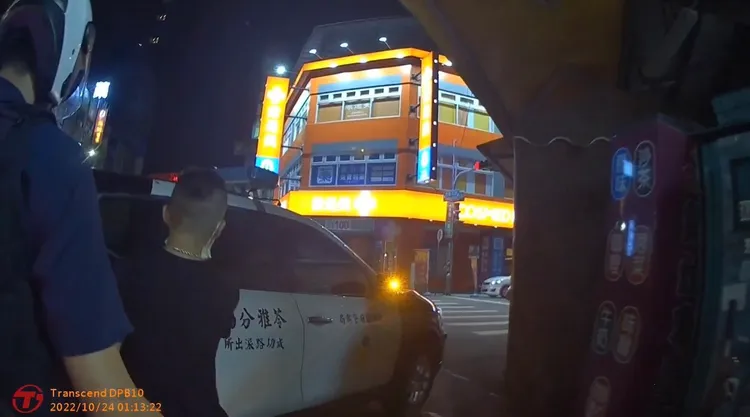 林男被帶回法辦。讀者提供