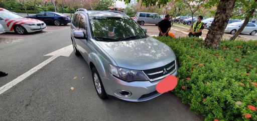 國三服務區自撞安全島 男椅背躺平後座還放這東西