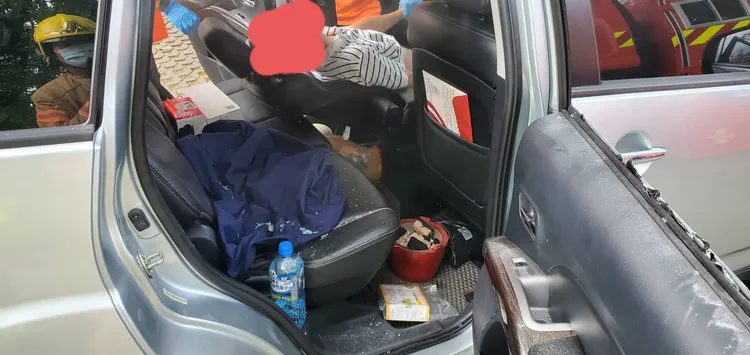 警消破窗救人，赫見後座地板上有炭火。讀者提供