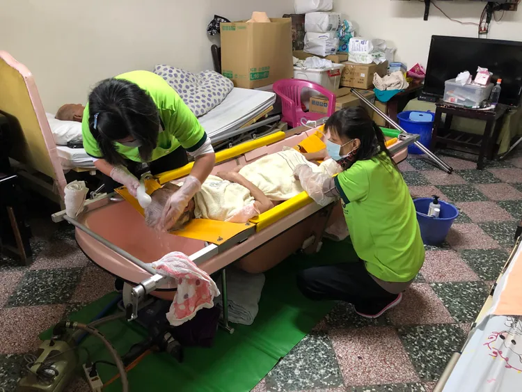 照服員林雅惠（右）回憶曾服務過一位賴奶奶，很慶幸能陪伴她走完人生最後一段旅程，透過沐浴服務，滿足奶奶對於尊嚴生活的渴求。畢嘉士基金會提供