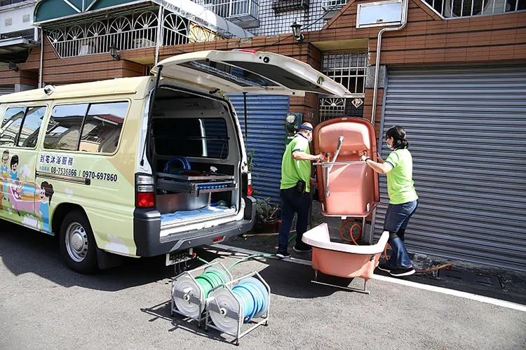 到宅沐浴車並不載送服務對象，運用車內裝專業設備，包括熱水器、抽水馬達、組合式浴缸等，由護理師、照服員、操作員3人組成團隊，駕駛車輛到失能臥床者家中，提供沐浴服務。畢嘉士基金會提供