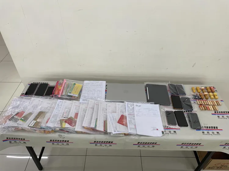 警方起出詐騙集團持有的帳戶存摺等帳戶。新莊警分局提供