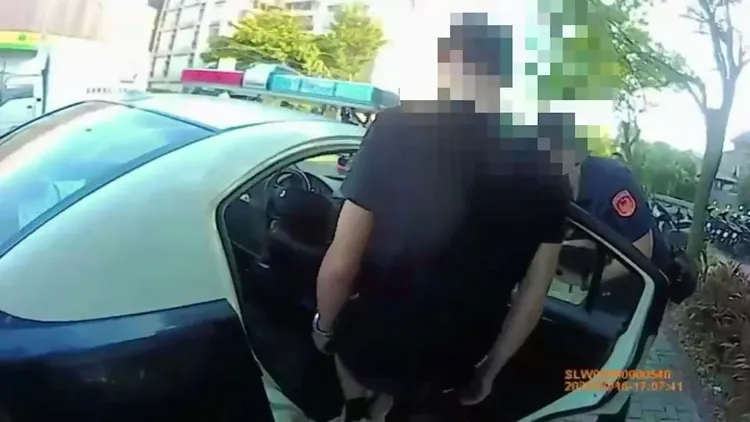 警方至銀行將秦姓車手帶回偵辦。新莊警分局提供