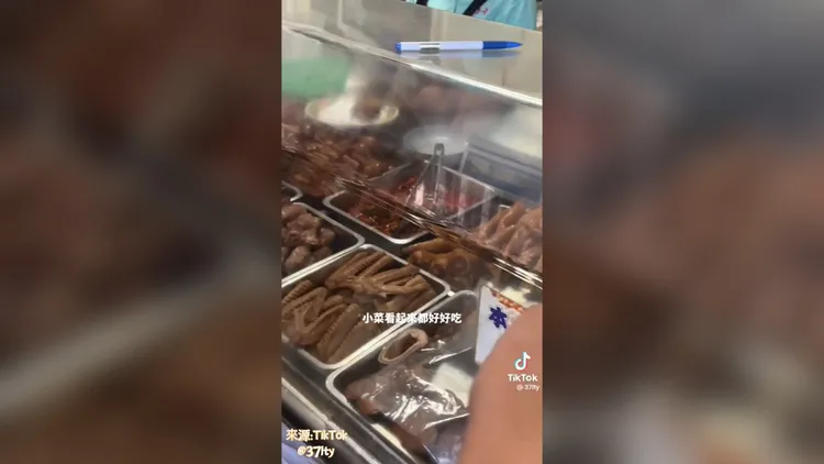 不止麵好吃，連小菜都很美味。
