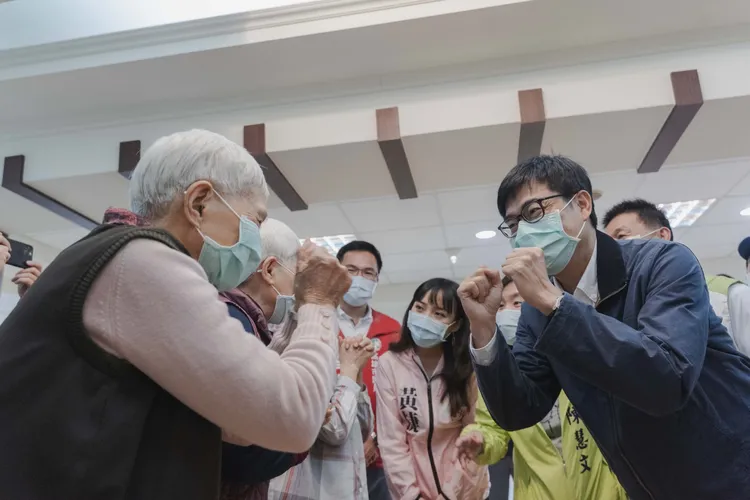 陳其邁表示，將設置500處C級巷弄站、102家日間照顧中心。資照 市府提供