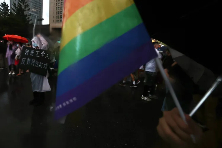 有民眾手持「反對同性結婚」等字樣的標語。林林攝