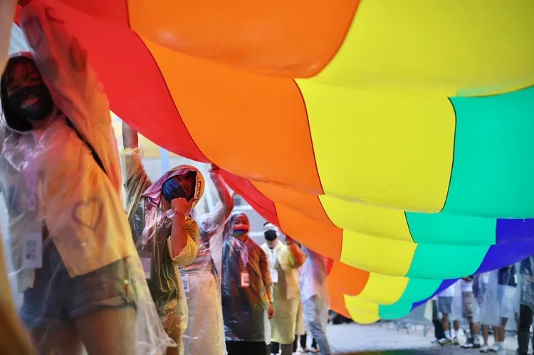 民眾在彩虹旗下開心比讚。林林攝