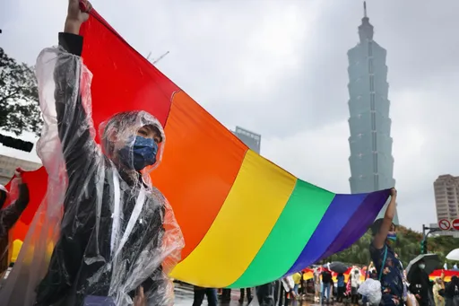 「國民女婿」力挺!羅一鈞也來同志大遊行 下雨天人潮不減破10萬人