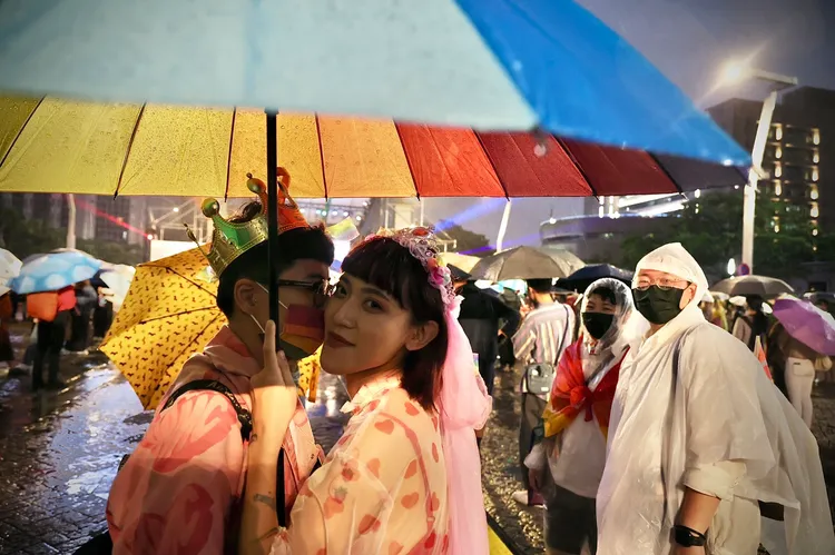 民眾隔著彩虹口罩親吻對方臉頰。林林攝