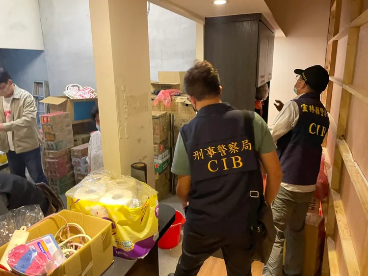 調查人員展開大規模搜索。檢方提供