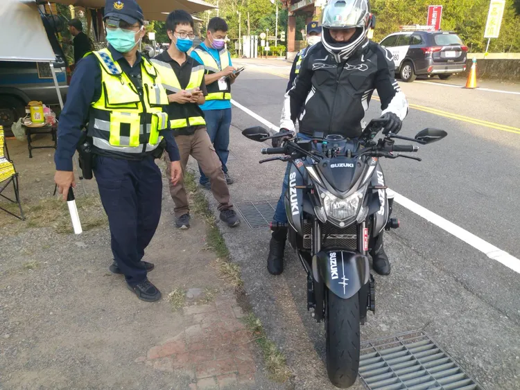 警員共查獲多輛汽機車違法改裝車輛遭開罰。民眾提供