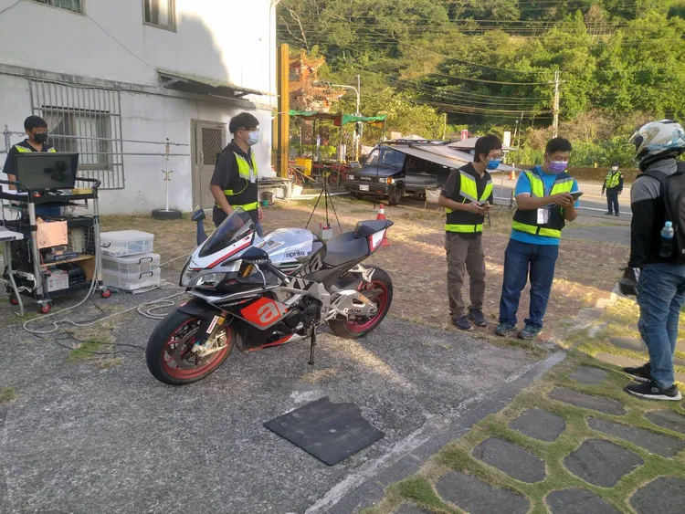 台中市東勢警方聯合環保監理等單位稽查改裝車輛。民眾提供