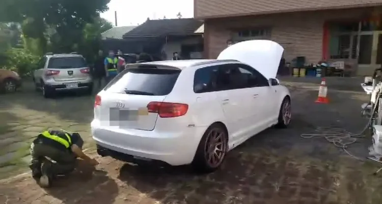 一輛改裝自小客也因改裝排氣管被攔查。民眾提供