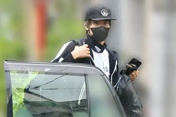 橋本環奈離開1小時後，中川大志現身搭計程車。翻攝《女性自身》
