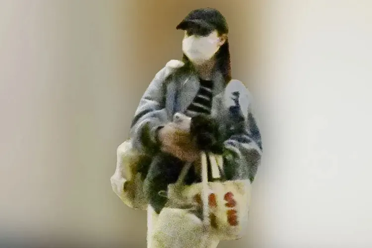 橋本環奈打扮休閒抱著狗狗走出大樓。翻攝《女性自身》