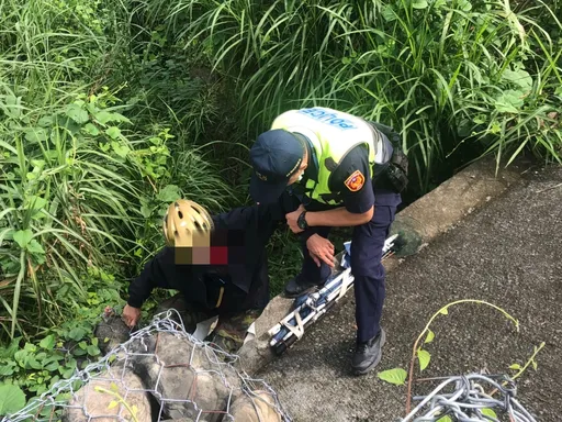 想配下酒菜?屏東男醉後捕魚 跳下6米溪床爬不上岸