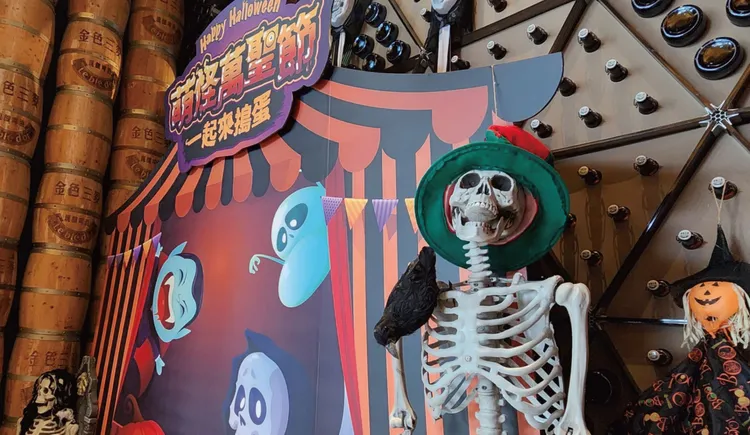 餐廳以骷髏頭、南瓜裝置打造節慶氣氛。業者提供