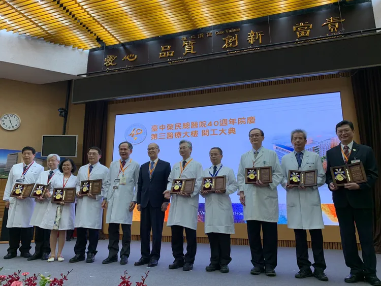 總統府祕書長李大維代表總統蔡英文頒發中榮九個醫師與行政人員「特殊貢獻獎」，感謝他們對醫療工作的貢獻。曾雪蒨攝