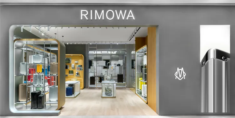 RIMOWA台中旗艦概念店空間內引入金屬色調及圓角牆面和家具，向品牌經典行李箱輪廓致敬。品牌提供