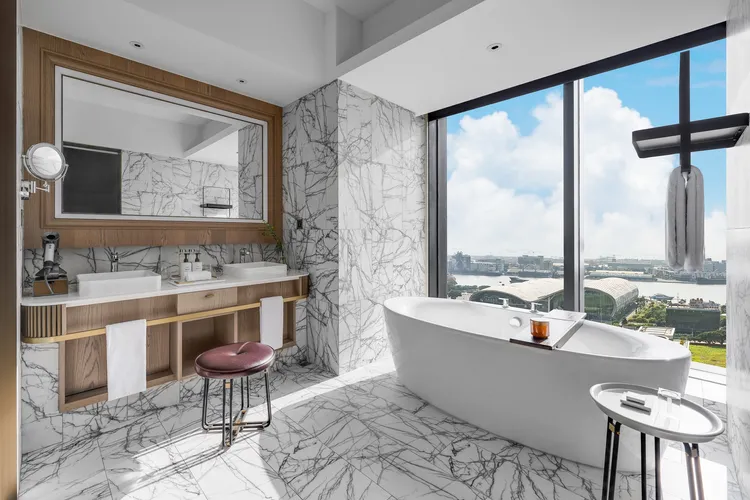 高雄洲際酒店開幕週年推出「星級密探召集令」抽獎活動，邀請百位神秘客入住，更安排主題式Gala Dinner餐酒晚宴，設計智慧型互動遊戲和豐富獎項。高雄洲際提供