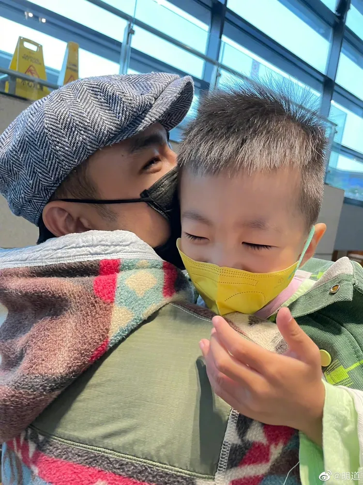 明道難得放上兒子正面照。翻攝明道微博