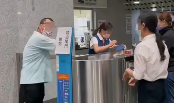 平頭大叔與站務人員發生爭執，翻攝「社會事新聞影音」