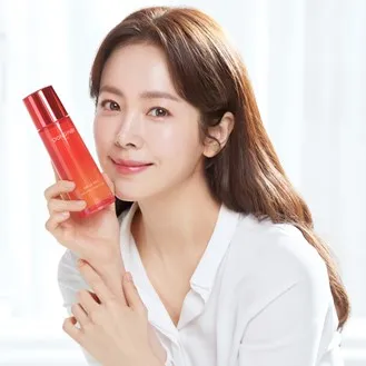 韓志旼歐膩寵肌第一步，就是保養前用「彤人秘1899單一精華液」喚醒肌膚。業者提供