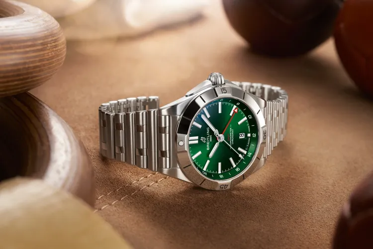 Chronomat GMT 40精鋼綠面腕錶鍊帶款，16萬9000元。品牌提供