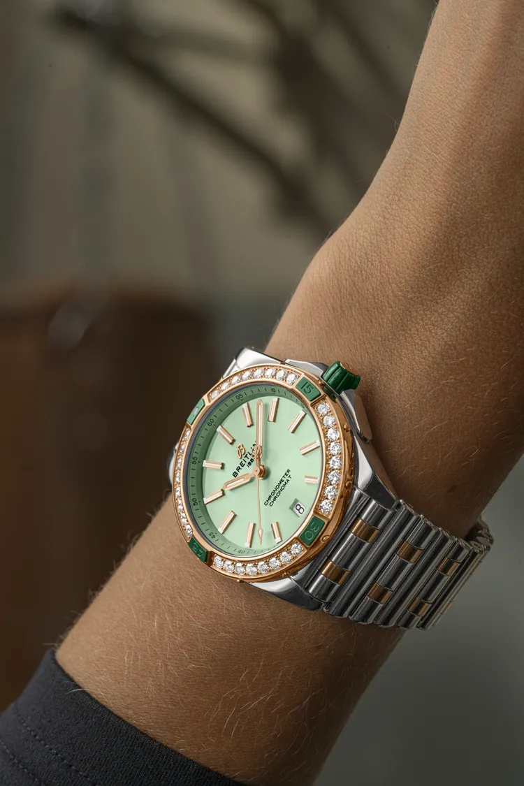 Super Chronomat 38半金薄荷綠面鑲鑽腕錶鍊帶款，41萬5000元。品牌提供