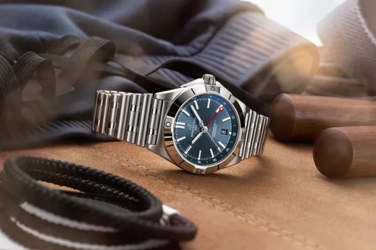Chronomat GMT 40精鋼藍面腕錶鍊帶款，16萬9000元。品牌提供