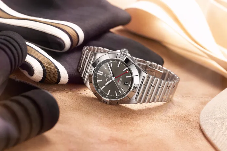 Chronomat GMT 40精鋼灰面腕錶鍊帶款，16萬9000元。品牌提供