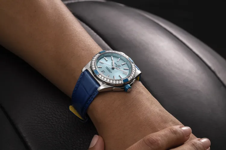 Super Chronomat 38精鋼冰藍面鑲鑽腕錶皮帶款，28萬8000元。品牌提供