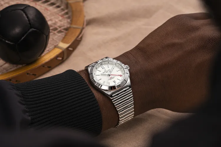 Chronomat GMT 40精鋼白面腕錶鍊帶款，16萬9000元。品牌提供