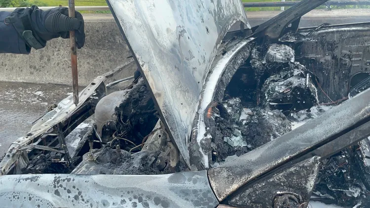 火燒車確切原因仍待火調釐清。民眾提供