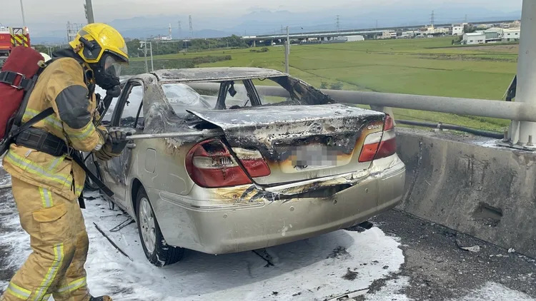 警消雖迅速將火撲滅，但整車已燒得精光。民眾提供