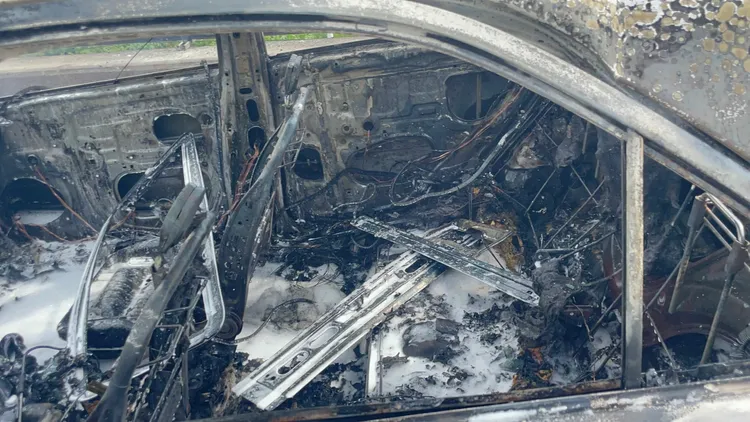 孫姓車主表示該車車齡已18年，但均按時保養，不知為何突然起火。民眾提供