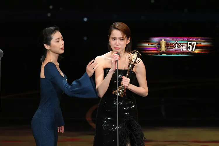 程予希（右）以《第一次遇見花香的那刻》奪迷你劇集（電視電影）女配角獎。三立提供