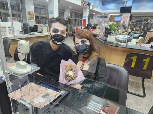 新人挑萬聖節登記結婚　你敢嗎？「地獄使者」喪屍妝驚嚇爆表