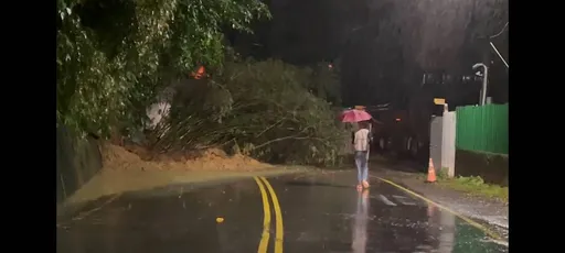 基隆豪雨不斷造成2處土石流　市府緊急調派機具清理