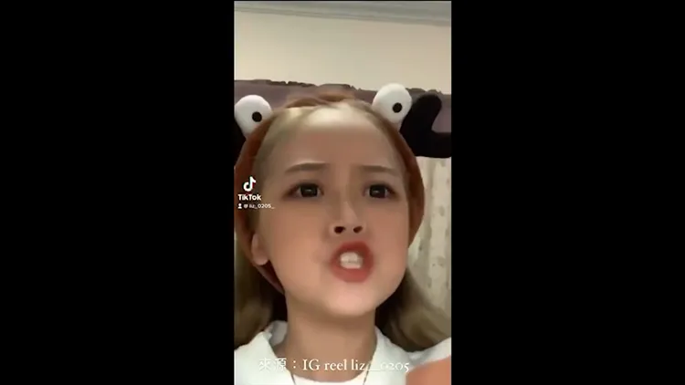 正妹不顧形象搞怪卻也意外的可愛。