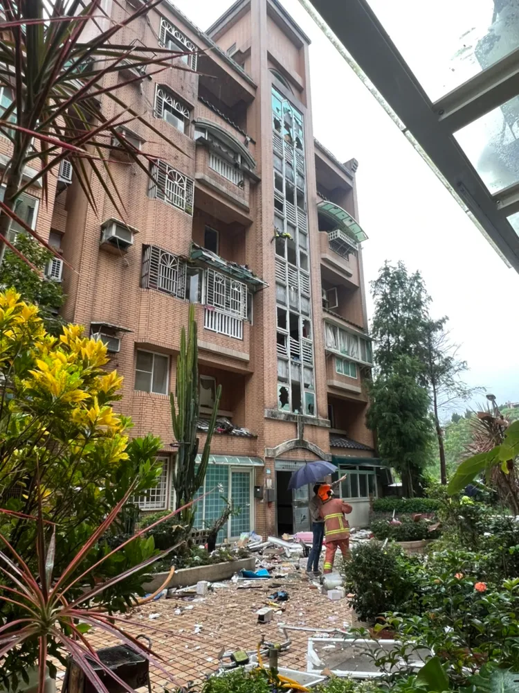 社區住家玻璃也受到氣爆影響碎裂。民眾提供