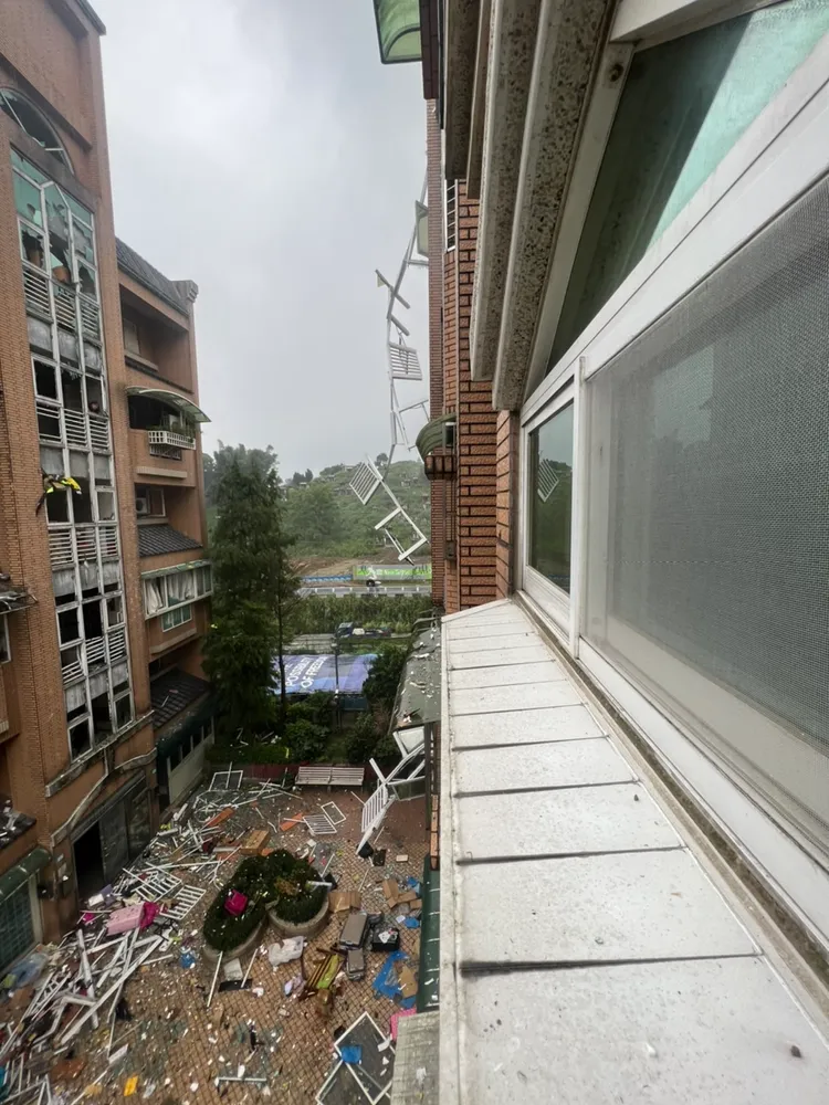 發生氣爆的是3樓住戶，住家氣密窗被炸出。民眾提供