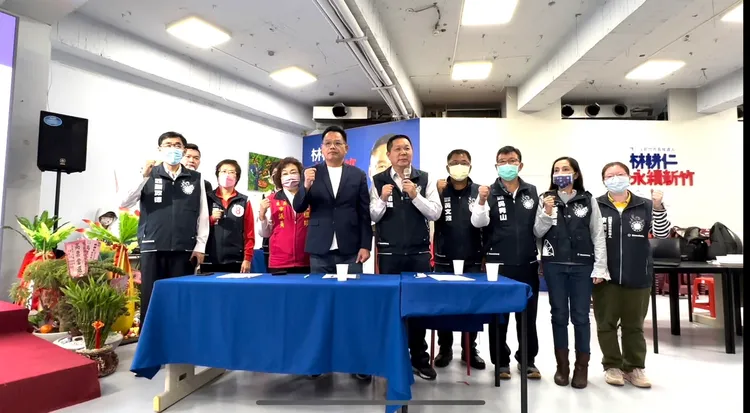 林耕仁今天召開記者會，議員陳治雄、黃美慧、張祖琰、蕭志潔、鍾淑英、黃文政、林慈愛、吳青山、顏政德、議員候選人徐美惠一同出席。林耕仁競辦提供