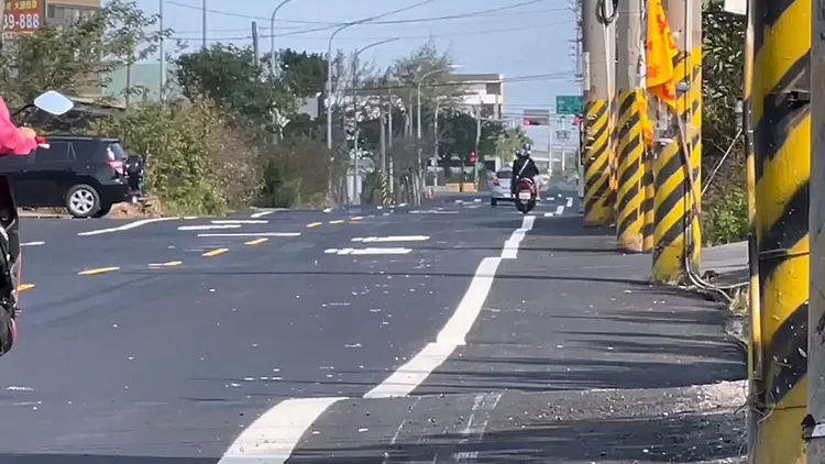 鹿港鎮海浴路成了波浪路。孫英哲攝
